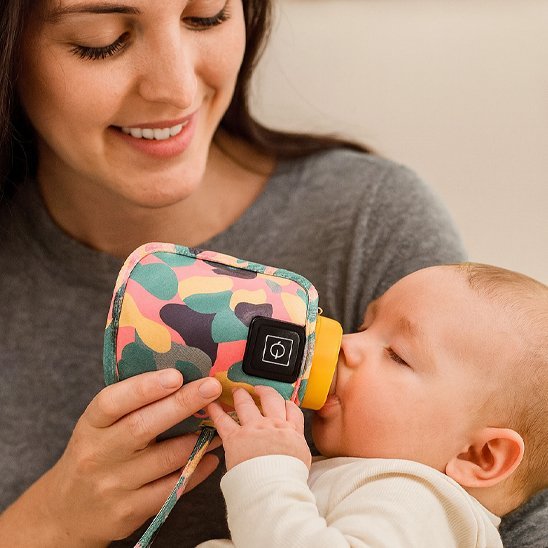bébé boit de biberon dans chauffe biberon portable nomade perfect