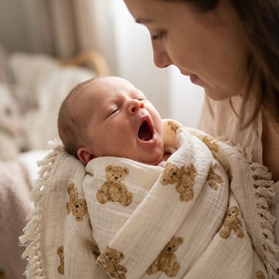 bébé dans couverture cosy hiver oursons avec maman