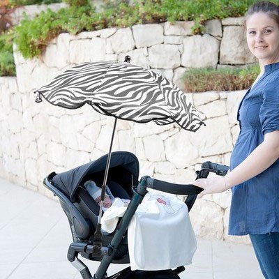bébé dans la poussette avec ombrelle pour poussette universelle avec maman