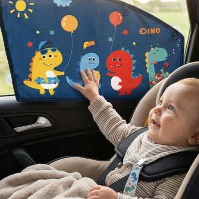 bébé souriant avec pare soleil pour bebe optimale sur vitre