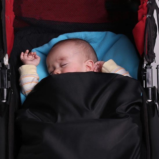 bébé dort dans la chancelière poussette confort hivernal