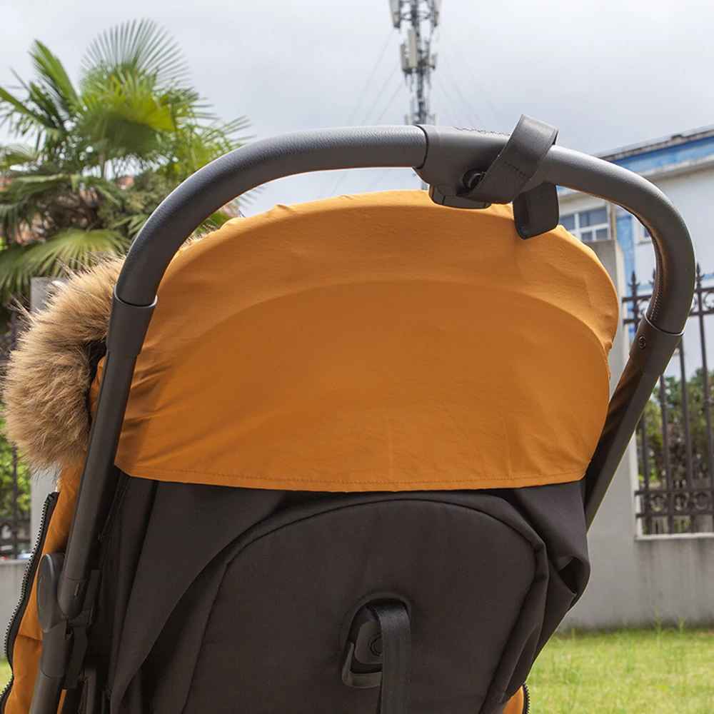 chancelière poussette cozywinter brun fixée sur la poussette