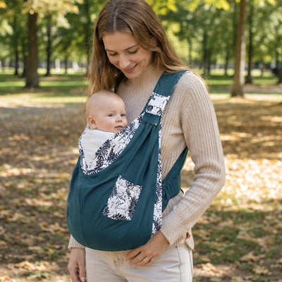 maman porte bébé dans echarpe de portage physio douce au bois