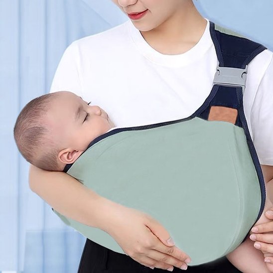 maman porte bébé en echarpe de portage cosy ergonomique