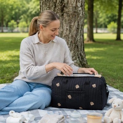 sac a langer chic génial sur couverture avec maman au parc