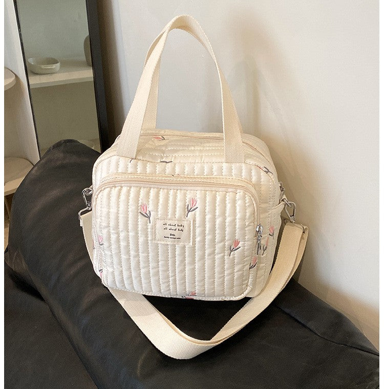 sac a langer sport chic floral sur le fauteuil