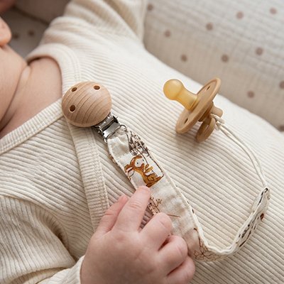 attache tetine adorable avec bébé