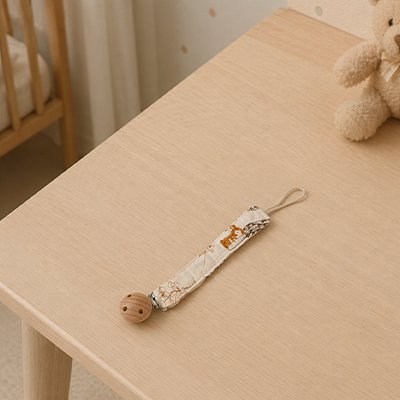 attache tetine adorable sur la table