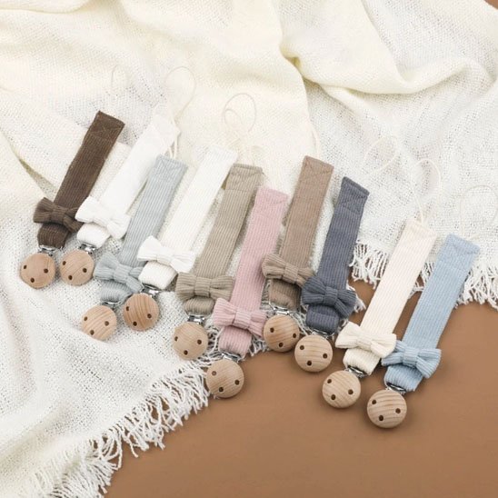 attache tetine clip velour différentes couleurs sur la couverture