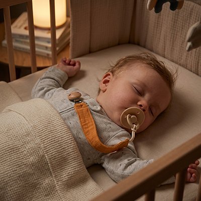 attache tétine tissu sécur avec bébé qui dort