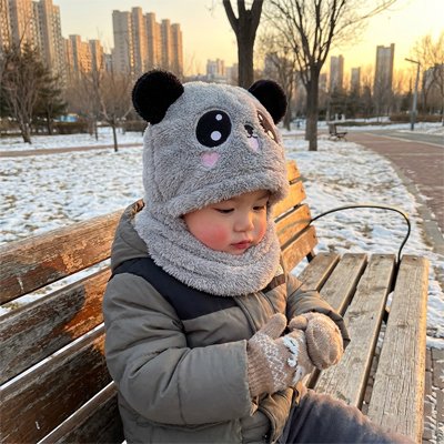bébé assis porte cagoule bebe ultra-douce au parc