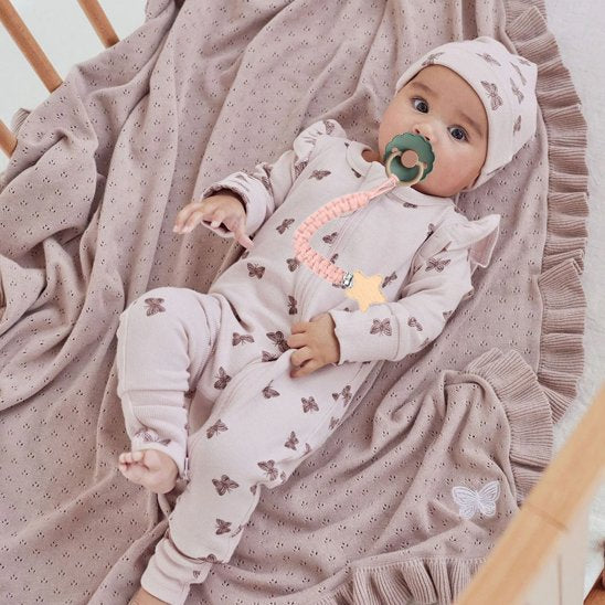bébé au berceau porte attache tetine crochet chou