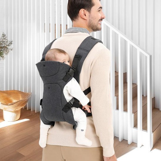 bébé au dos dans porte bébé confort optimal