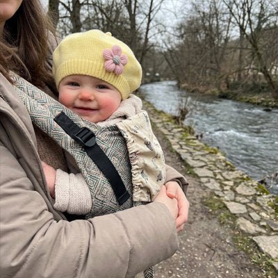 bébé avec bonnet bébé fille doux protection hivernale avec maman au bord d'eau