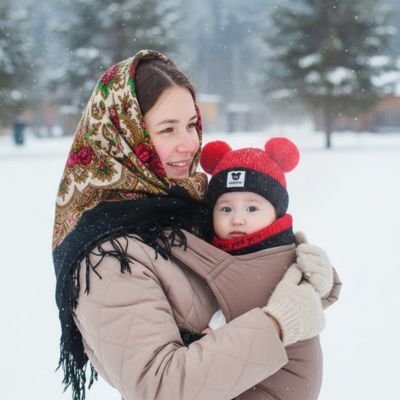 bébé avec bonnet bebe satiné 