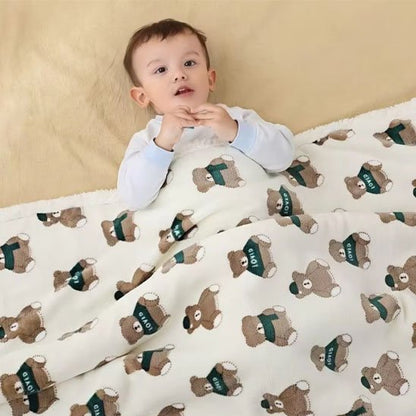 bébé avec couverture bébé mélodie sur le lit