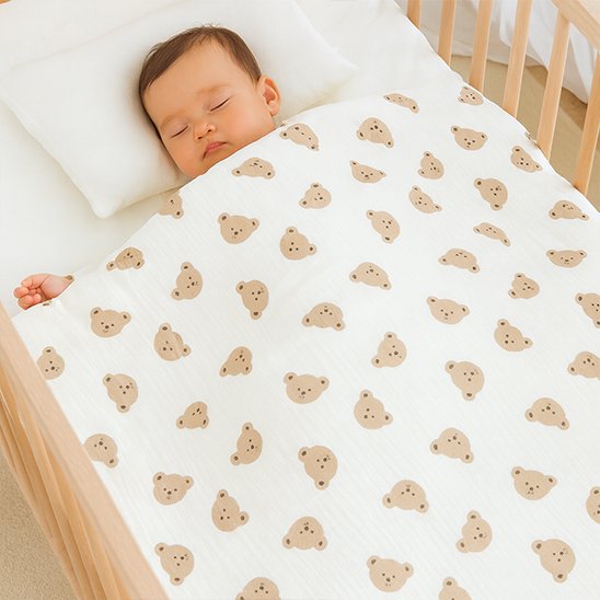 bébé avec couverture poussette suave dans le berceau