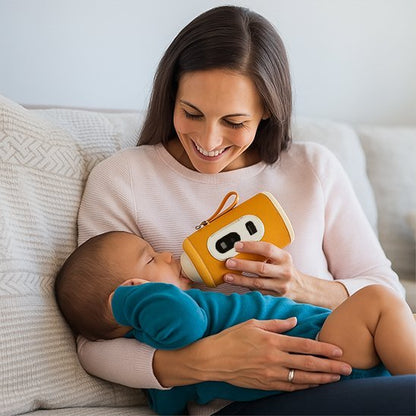 bébé boit de biberon dans chauffe biberon nomade pratique avec maman