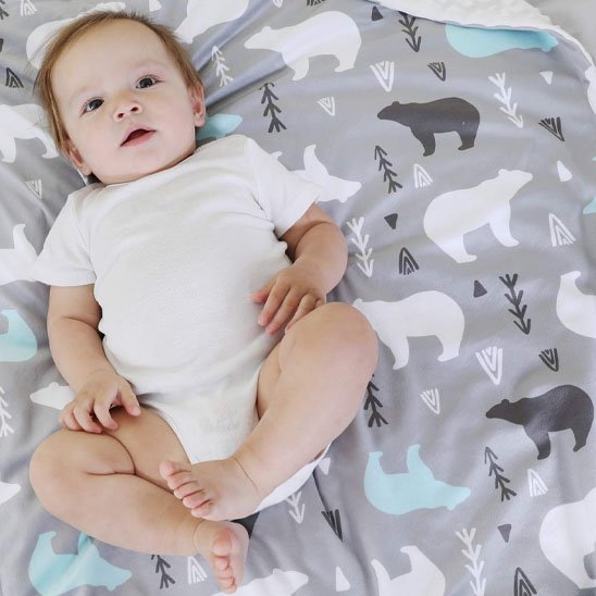 bébé couche sur couverture bébé aisance