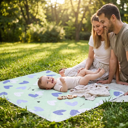 bébé couche sur tapis à langer voyage hearts avec famille