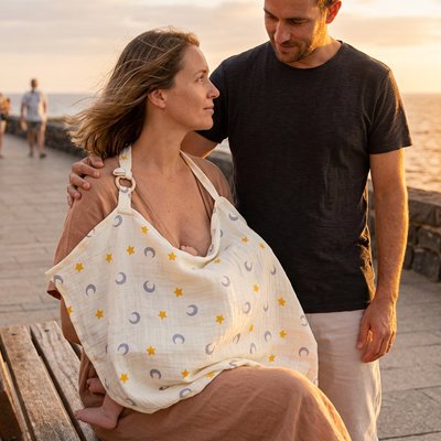 bébé dans cape d'allaitement été discret avec maman et papa