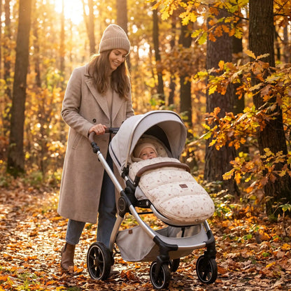 bebe dans chanceliere chaude ardent au bois avec maman
