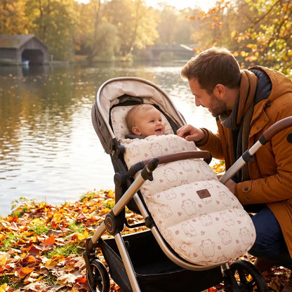 bebe dans chanceliere chaude ardent au bord d'eau avec papa