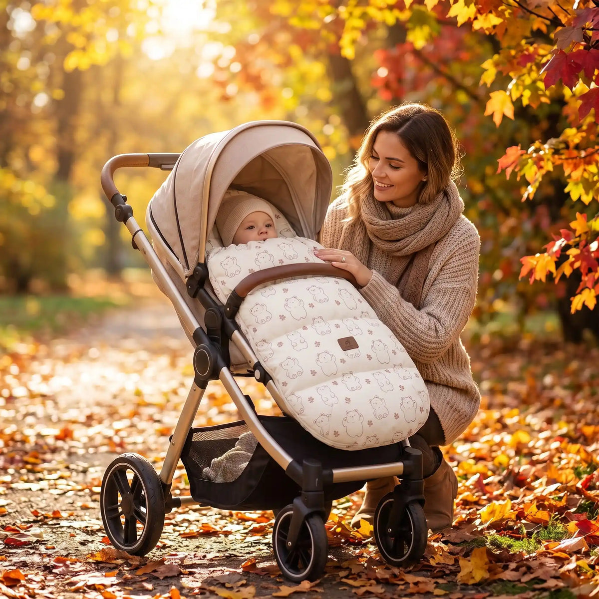 bebe dans chanceliere chaude ardent avec maman au parc