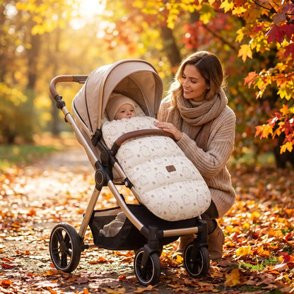 bebe dans chanceliere chaude ardent avec maman au parc