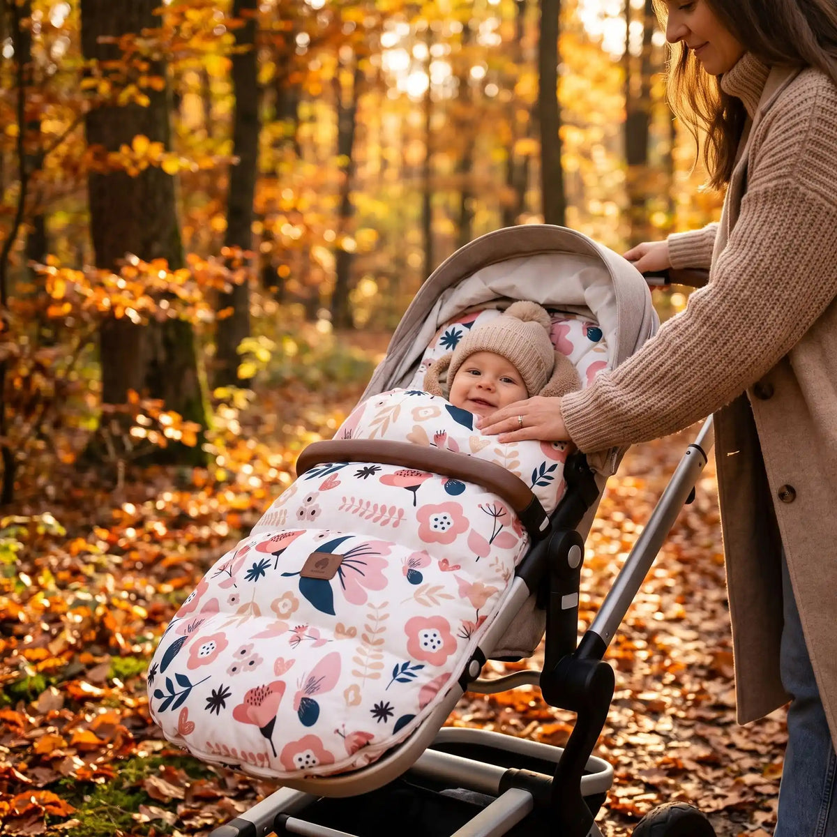 bébé dans chanceliere chaude babyunivers au bois avec maman