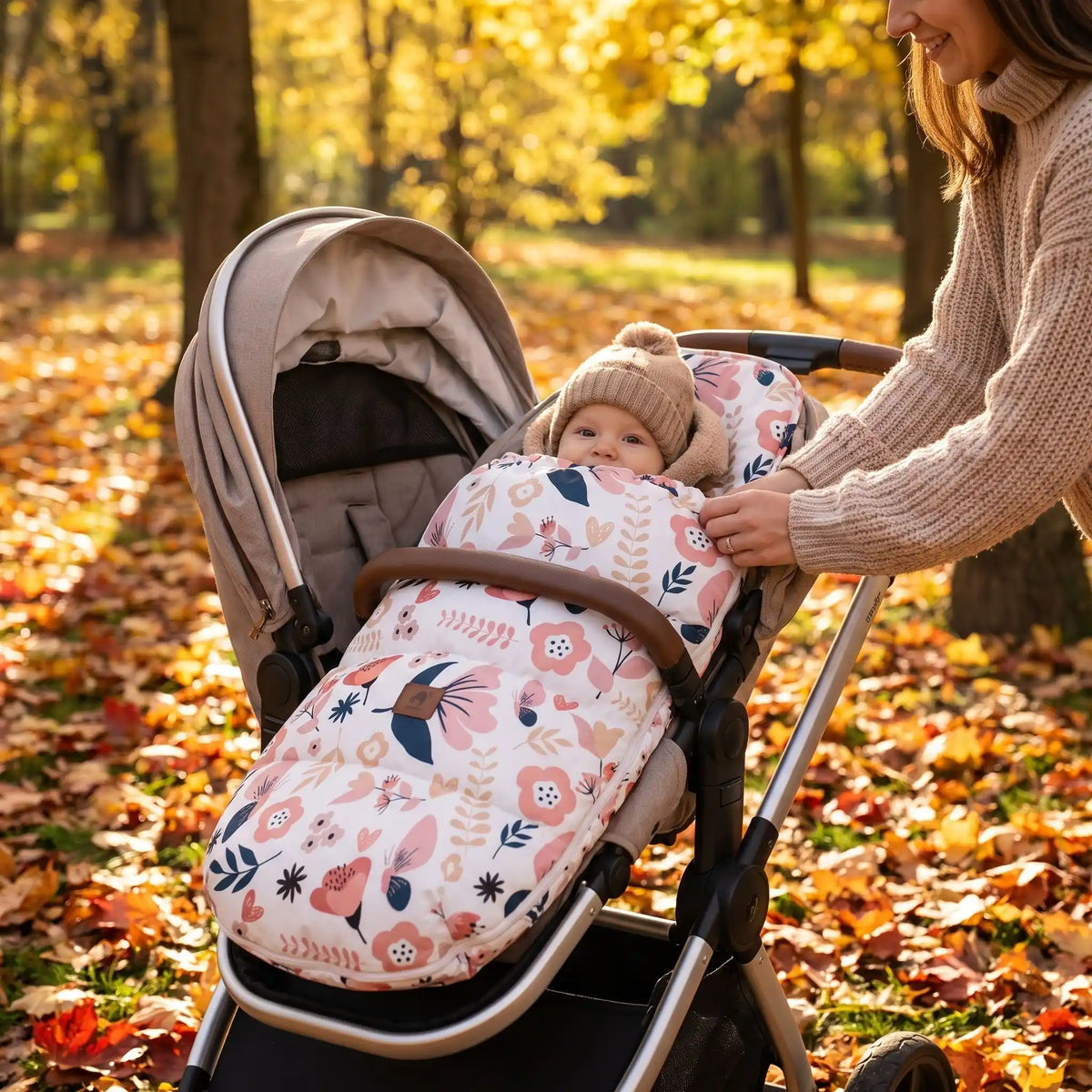 bébé dans chanceliere chaude babyunivers au parc avec maman