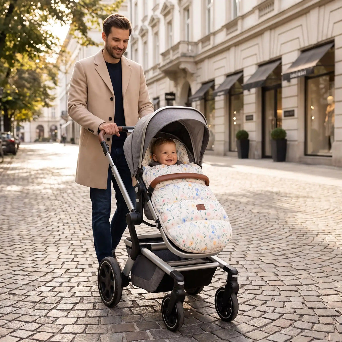 bébé dans chanceliere chaude cosy universelle en ville avec papa