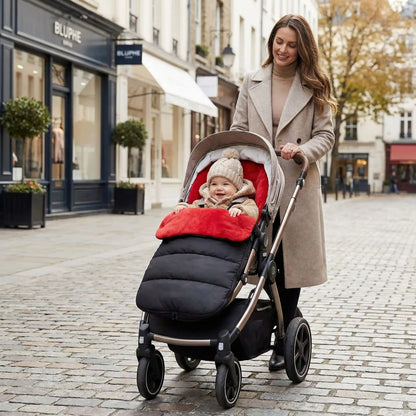 bébé dans chancelière cosy hiver polaire avec maman en ville