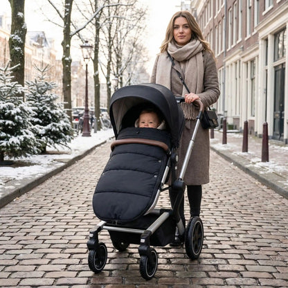 bébé dans chanceliere cosy hiver velours confort avec maman en ville