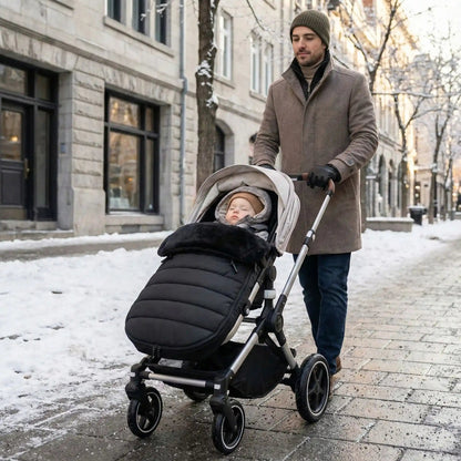 bébé dans chanceliere cosy winter protection avec papa en ville