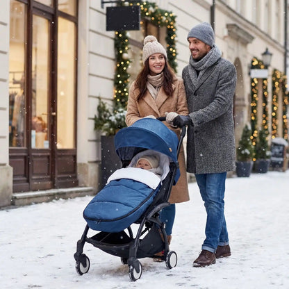 bébé dans chanceliere hiver bebe double épaisseur avec papa et maman en ville