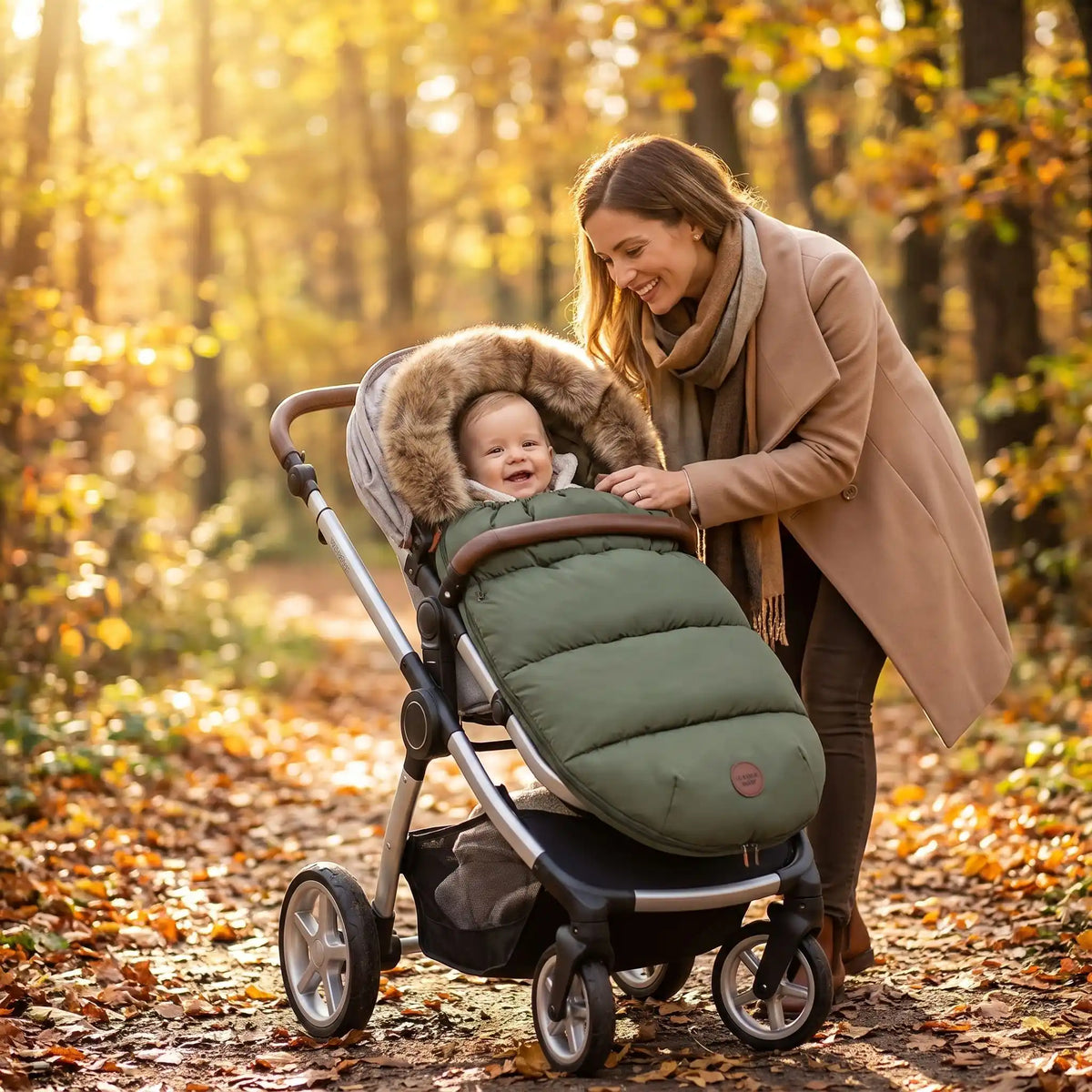 bebe dans chanceliere impermeable poussette bébéclimat au bois avec maman