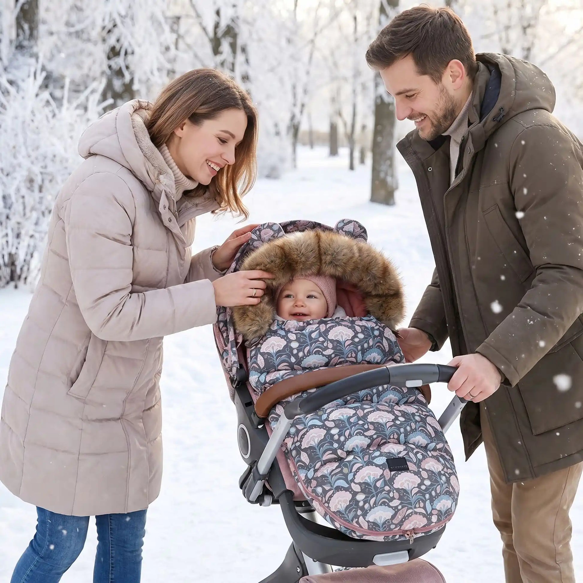 bébé dans chanceliere pieds chaud douillet flanelle au parc avec maman et papa