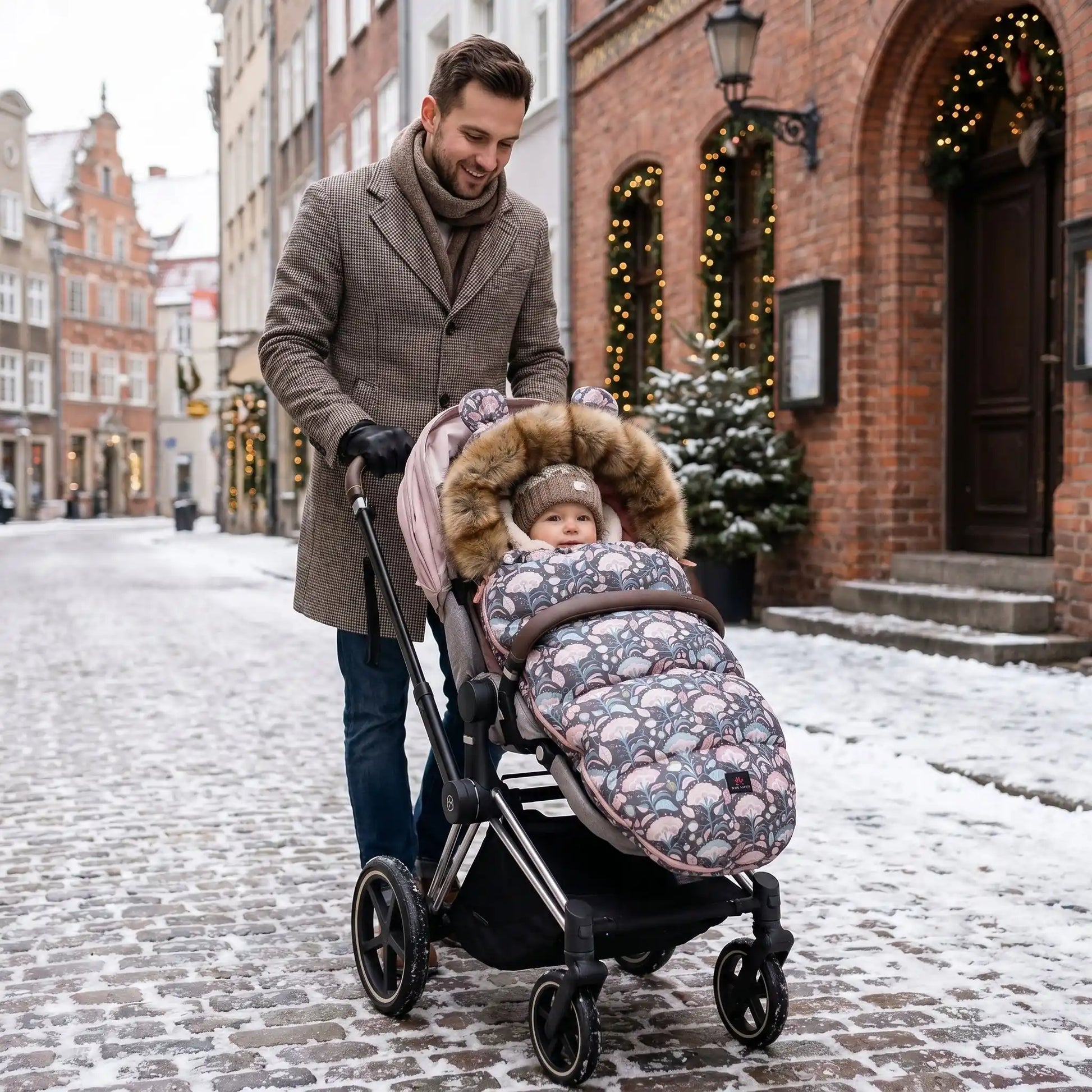 bébé dans chanceliere pieds chaud douillet flanelle en ville avec papa