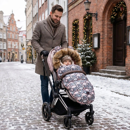 bébé dans chanceliere pieds chaud douillet flanelle en ville avec papa
