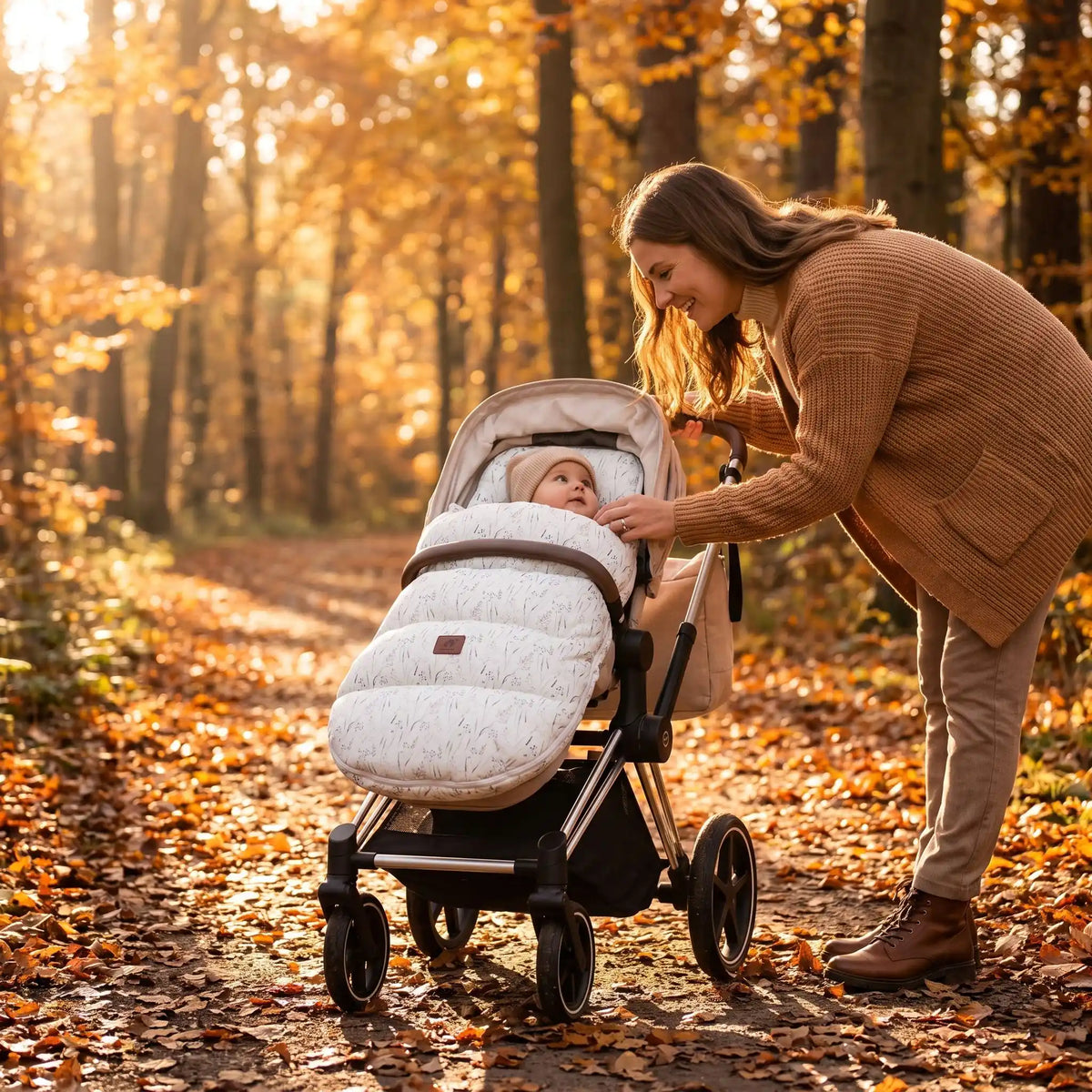 bébé dans chancelière pour bebe confortdouillet au bois avec maman
