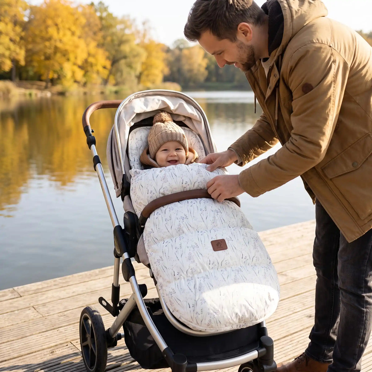 bébé dans chancelière pour bebe confortdouillet au bord d'eau avec papa