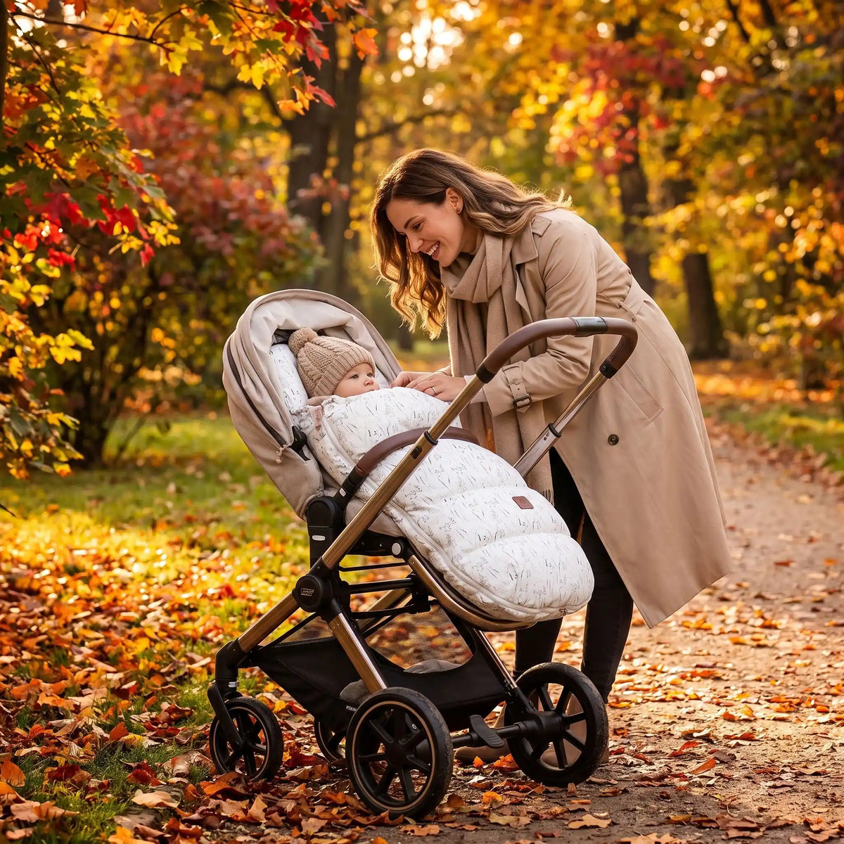 bébé dans chancelière pour bebe confortdouillet au parc avec maman