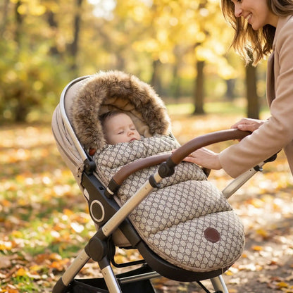 bébé  dans chanceliere poussette 24/36mois imperméable au parc avec maman