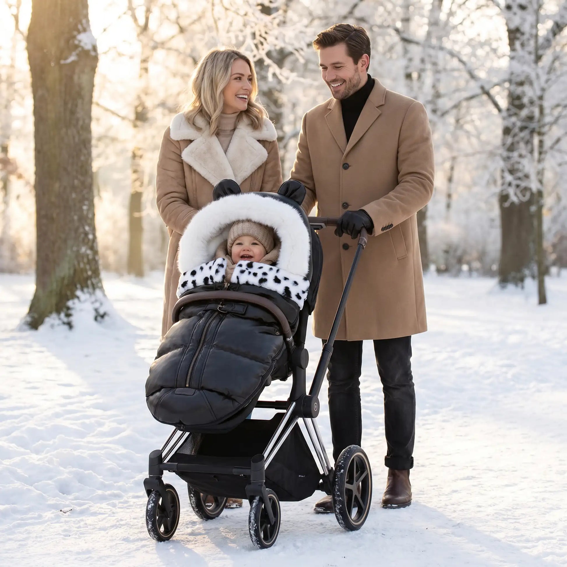 bébé dans chanceliere ultra chaude babyvelour au parc avec sa famille