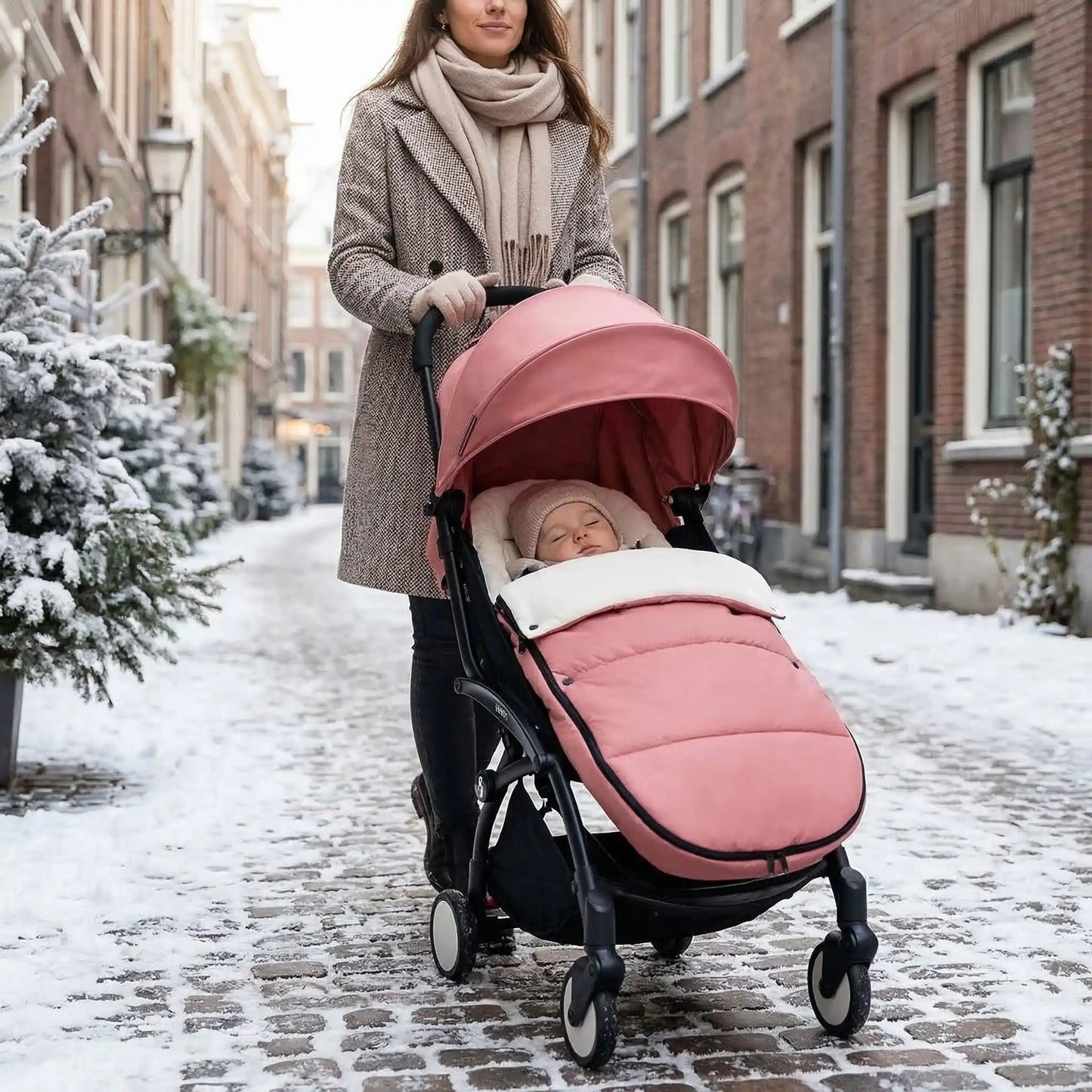 bébé dans chancelieres bebe polaire moelleuse avec maman en ville