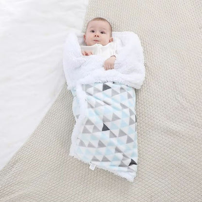 bébé dans couverture poussette hiver tendre sur le lit