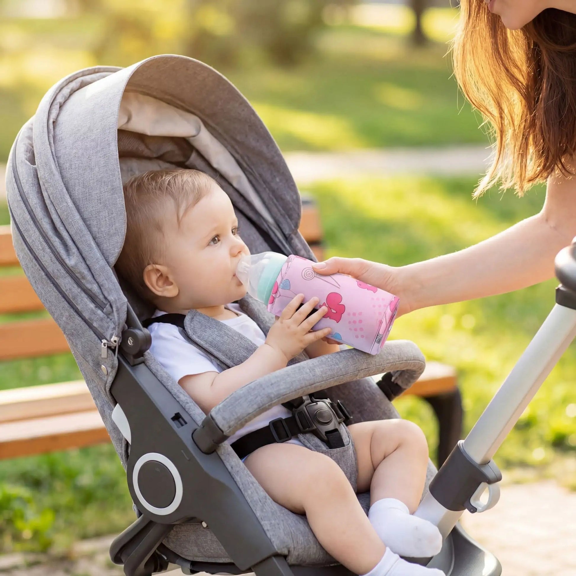 bébé dans la poussette avec chauffe - biberon nomade babyfast