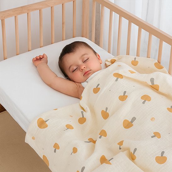 bébé dans le berceau avec couverture poussette suave 