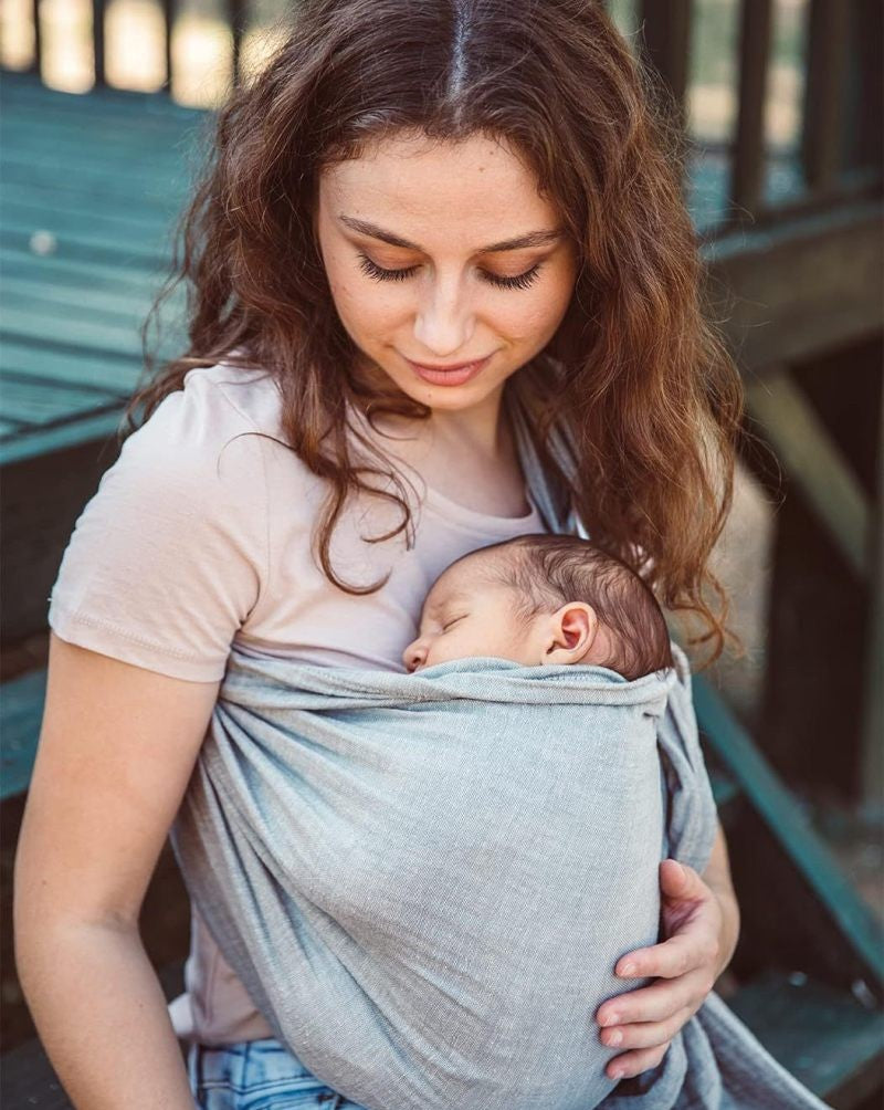 bébé dans le foulard porte bébé ergosouple avec maman au parc
